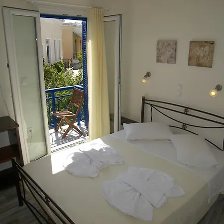 Captain Manolis 2* Paro